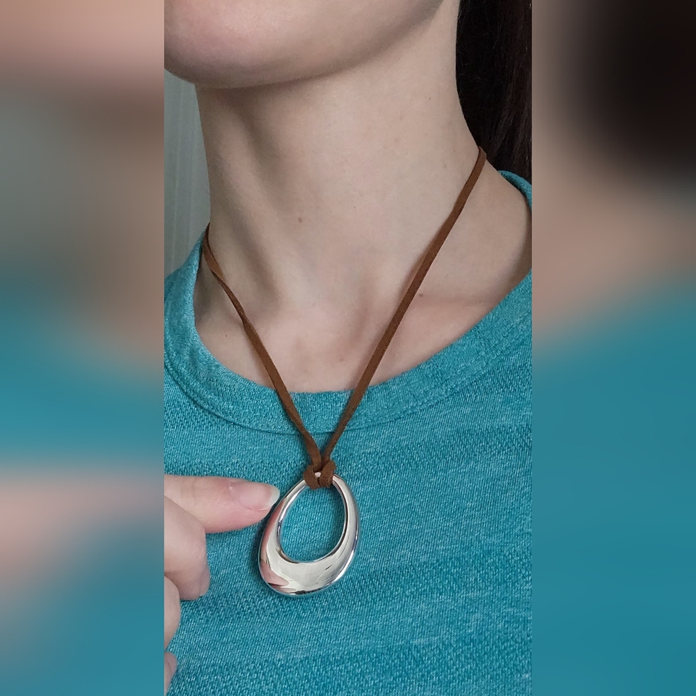Silver and suede pendant necklace - Picture 2 of 6